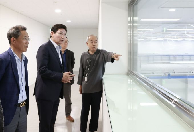 이상일 용인특례시장이 지역 내 반도체 기업을 방문해 시설을 살피는 모습