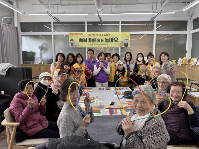 시흥시 배곧2동, 어르신 건강·정서 돌봄 강화, '족욕카페에서 놀아요' 첫 운영