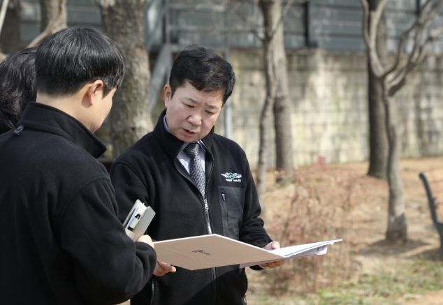 수원시 권선구, 세류2동 ‘흙향기 맨발길’ 개선 현장 방문