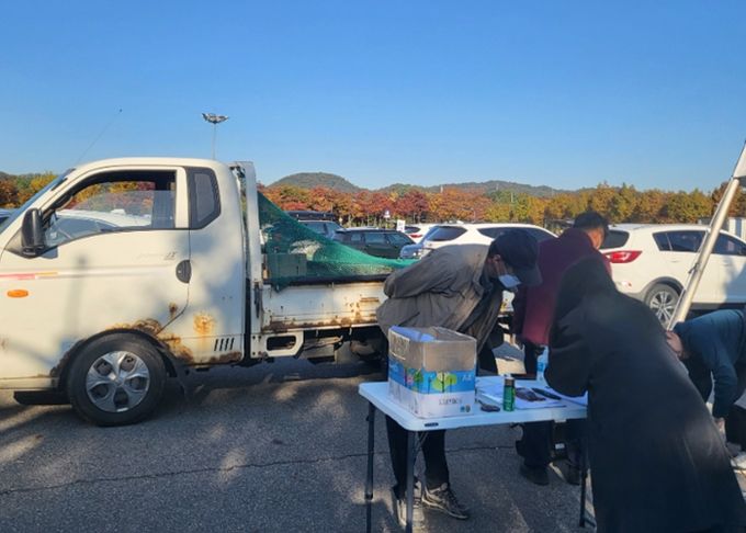 배출가스 저감장치(DPF) 부착차량 합동점검을 진행하고 있다.