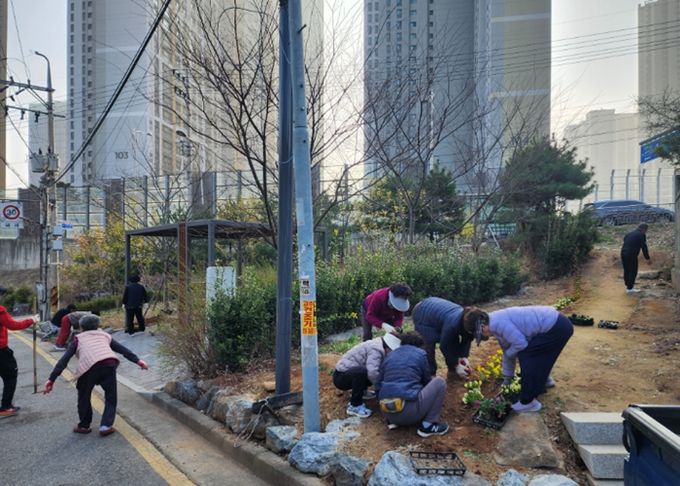 광명시 일직동 행정복지센터는 지난 28일 본격적인 봄철을 맞아 쾌적하고 아름다운 마을 환경을 조성하기 위해 호봉골 소공원 일대에서 ‘2026년 시민참여 꽃 심기’ 행사를 실시했다.