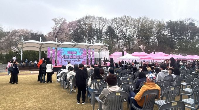 기배역사공원에서 열린 ‘제15회 기배벚꽃축제’ 개막식에서 시민들이 무대 공연을 관람하며 봄 축제를 즐기고 있다.