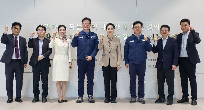 이진희 관세청 통관국장(오른쪽 네번째)이 14일 HD현대오일뱅크 대산공장을 방문하여 현장 애로사항을 직접 청취한 뒤 업체 관계자들과 기념 촬영하고 있다
<p> </p>
<p>